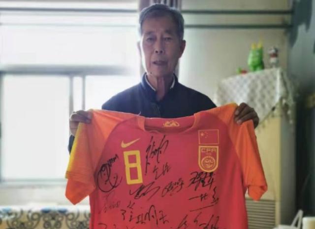 李铁邀请患病老球迷观看比赛 并赠送国足签名球衣